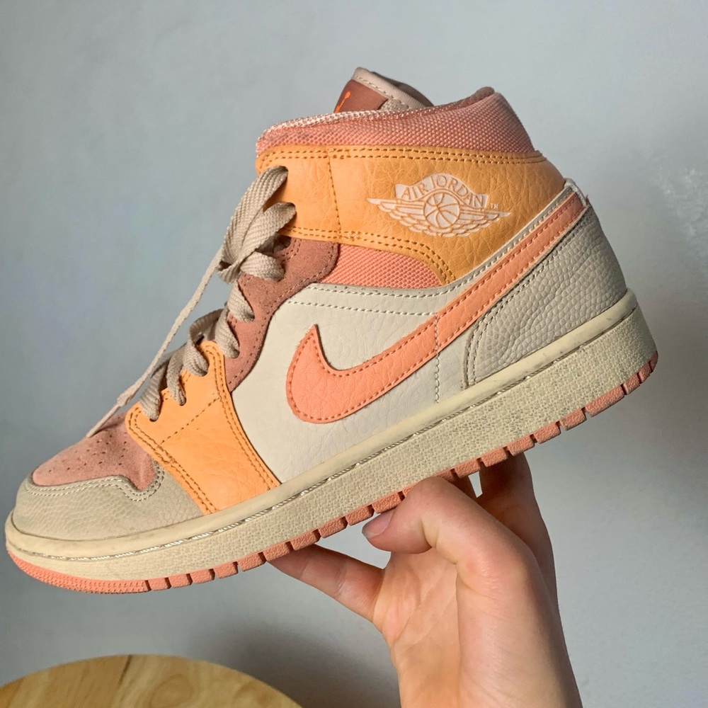 WMNS Nike Air Jordan 1 Mid “Apricot” size 9